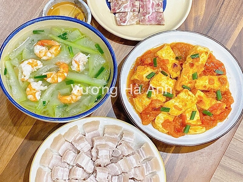 Thịt luộc, đậu sốt cà chua, canh bầu nấu tôm.  (Ảnh: Vương Hà Anh)