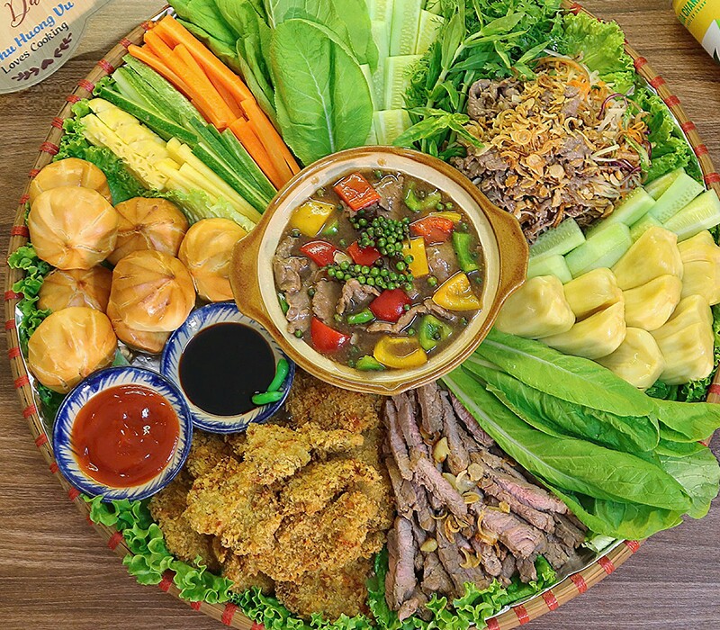 Mẹt này có: Bò sốt tiêu đen, gỏi bò bóp thấu, bò cuốn cải, bò chiên kiểu Thái lan, bánh bao chiên.