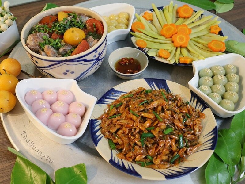 Canh sườn nấu chua, đỗ luộc, tôm đồng rang, bánh trôi. (Ảnh: Thu Hương) 