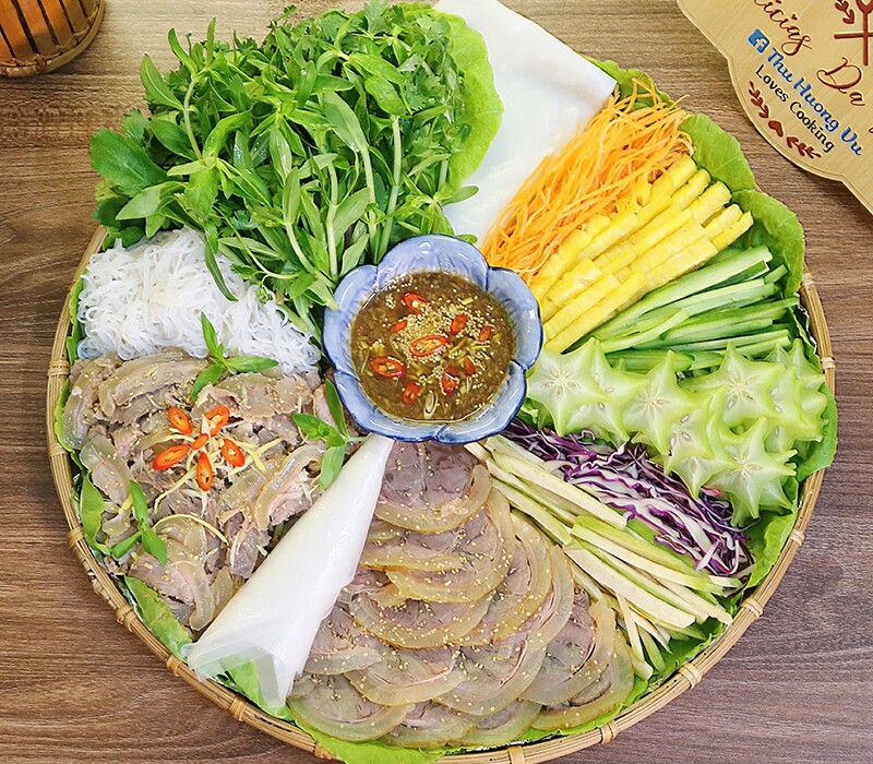 Mẹt bò tơ cuốn bánh tráng, thịt bê tái chanh.