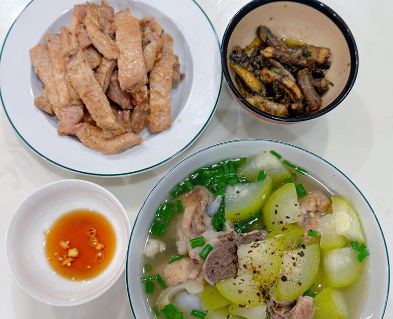 Canh bí đao hầm, thịt chiên.