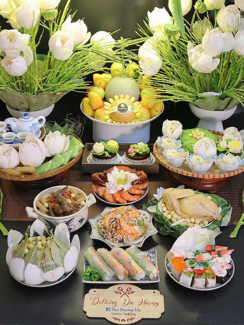 Mâm cỗ cúng Rằm tháng 7 này gồm các món ăn như gà luộc, sushi cơm cuộn, nem cuốn, cơm sen, chim tần, nộm tôm, tôm hấp và các loại hoa quả, bánh trái.