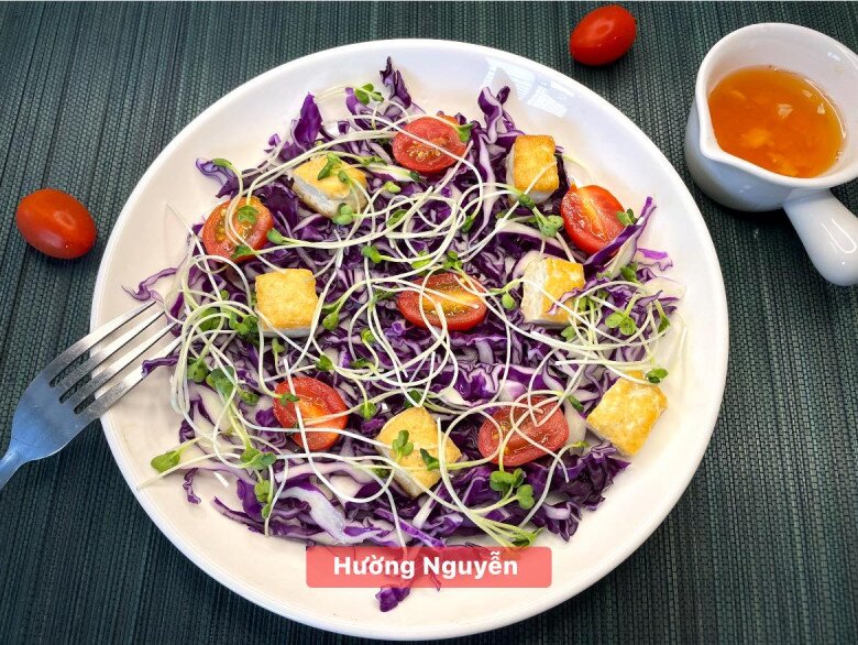 Món salad này gồm: Bắp cải tím, cà chua bi, đậu rán, rau mầm, sốt mắm tỏi.