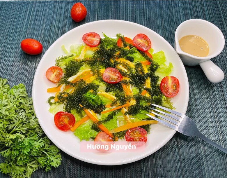 Salad này gồm: Rong nho, cà chua bi, xà lách, trứng, sốt mè rang.