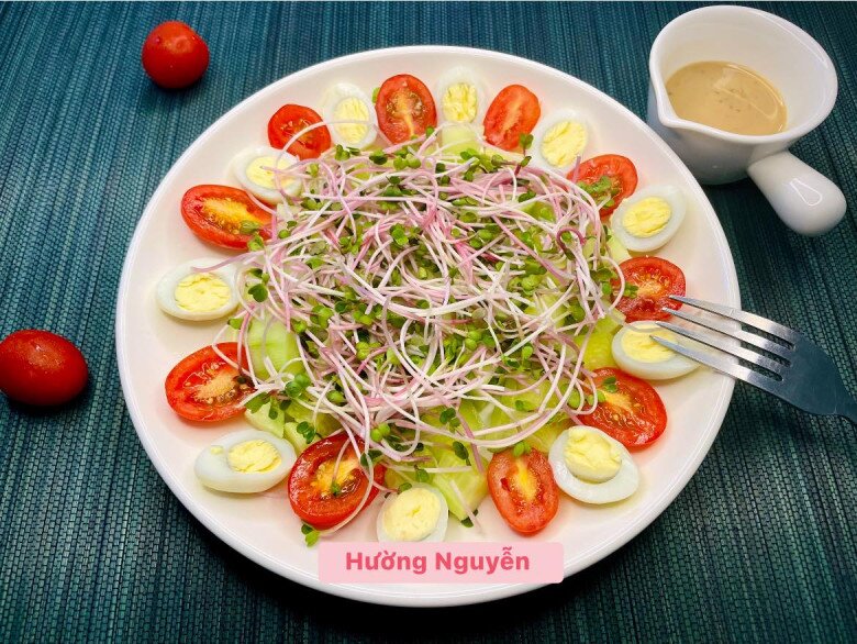 Món salad này gồm: Trứng cút, cà chua bi, rau mầm, dưa chuột, sốt mè rang.