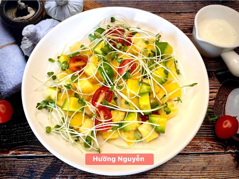 Món salad này gồm: Dưa hấu vàng, bơ, cà chua bi, rau mầm, sốt sữa chua