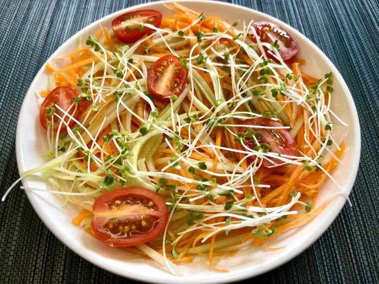 Món salad này gồm: Salad dưa chuột, cà rốt, cà chua bi, rau mầm, sốt mắm tỏi.