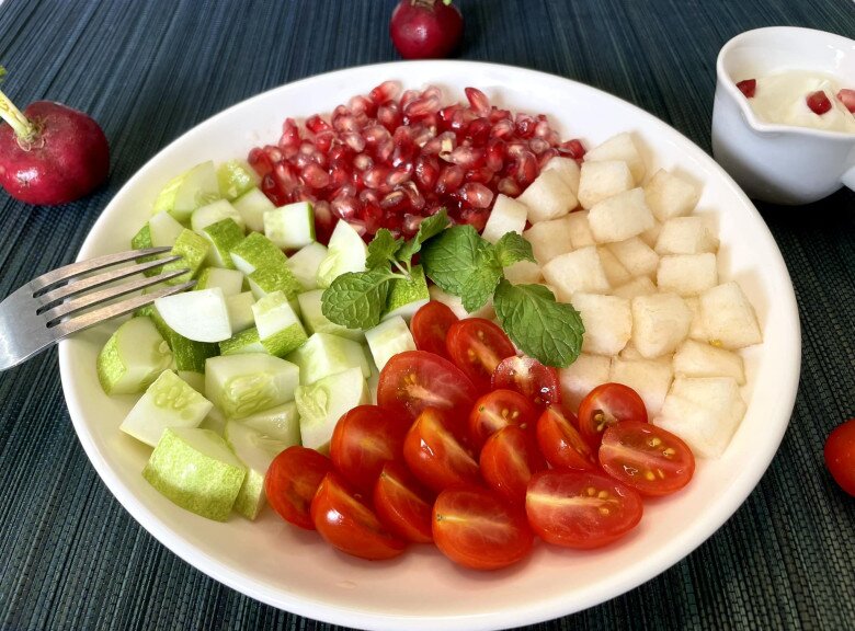 Salad hoa quả: cà chua bi, dưa chuột, lựu, lê, sốt sữa chua.