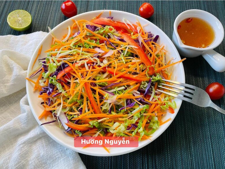 Món salad này gồm: Cà rốt, xà lách, ớt chuông, bắp cải tím, sốt mắm tỏi.