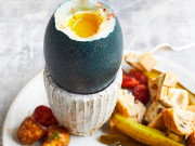 Trứng đà điểu Úc giá gần 1 triệu đồng/quả, đắt gấp gần 200 lần trứng gà ta, nấu món gì sẽ ngon?