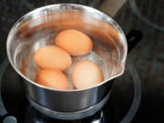 Bếp Eva - Luộc trứng bao năm vẫn hay bị nứt và khó bóc vỏ, đầu bếp khuyên một câu tôi mới biết mình toàn làm sai