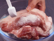 Bếp Eva - 4 cách rã đông thịt nhanh chóng mà vẫn giữ được độ tươi ngon