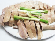 Bếp Eva - Luộc vịt, phải cắt ngay chỗ này thịt mới hết hôi, xát thêm một loại quả lên món ăn sẽ thơm nức