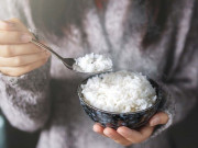 Bếp Eva - Nấu cơm, người cho thêm giấm, người thêm dầu ăn, đầu bếp mách cách nấu đơn giản mà hạt cơm căng bóng, dẻo thơm ít ai biết