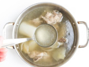 Bếp Eva - Hầm xương, nên cho muối vào lúc nào nước mới trong, bí quyết cứu vãn nước hầm bị đục chỉ trong nháy mắt