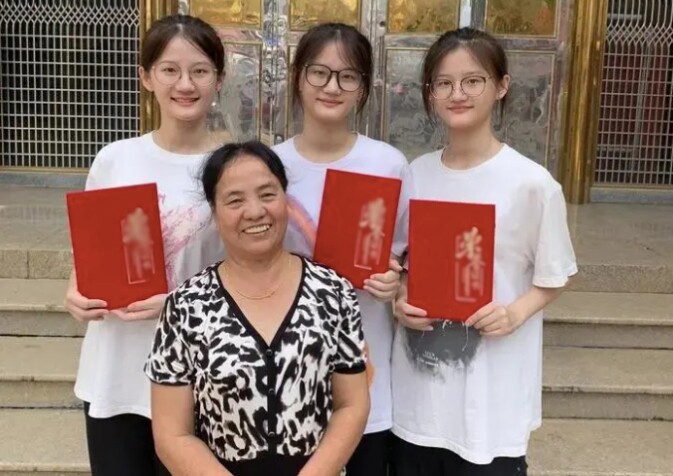 3 chị em chụp ảnh bà ngoại, người đã đồng hành với họ suốt những năm tháng qua.