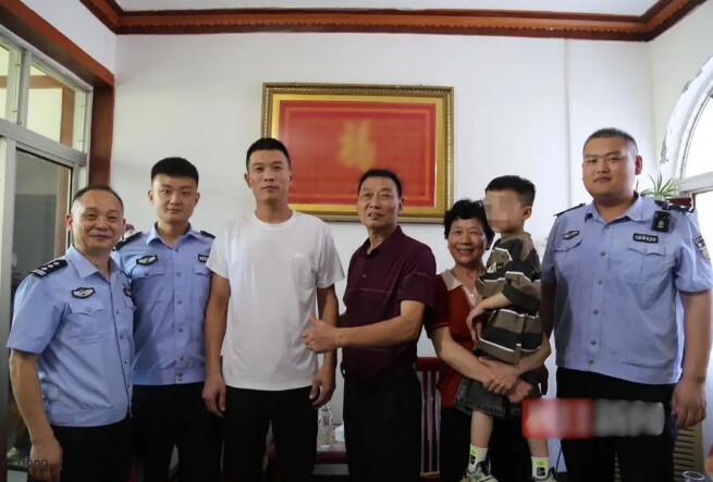 Gia đình ông Wang chụp ảnh cùng cảnh sát. 