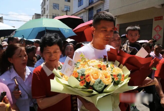 Cảnh đoàn tụ của gia đình.