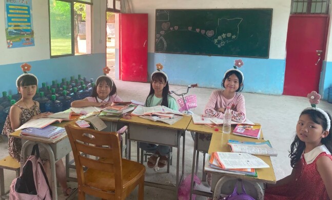 Trong điện thoại di động của cô Chu vẫn còn lưu lại những bức ảnh của Kuang Yuxuan và Liu Sihan khi học tiểu học.