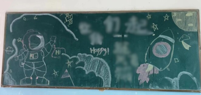 Tấm bảng do Kuang Yuxuan và Liu Sihan cùng nhau vẽ.