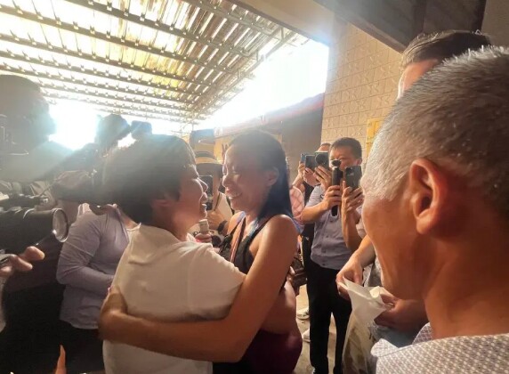 Bà Du Xianrong gặp lại con gái sau hơn 30 năm xa cách. 