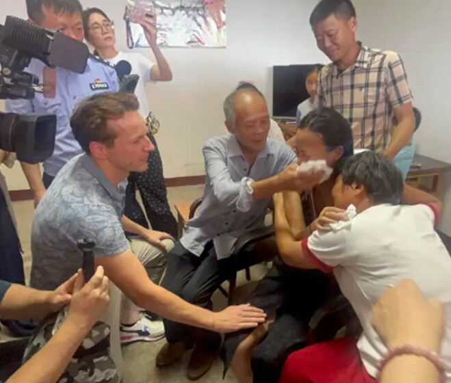 Chứng kiến cảnh đoàn tụ, chàng con rể người Hà Lan không khỏi xúc động. 