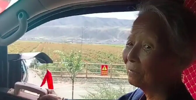 Mẹ của ông Peng năm nay đã 99 tuổi nhưng còn rất hoạt bát, nhanh nhẹn. 