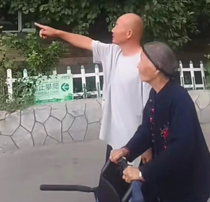 Ông Peng cho biết bản thân muốn đưa mẹ đi ngắm sông núi quê hương để phần nào bù đắp cho những thiệt thòi, vất vả mẹ đã phải chịu. 