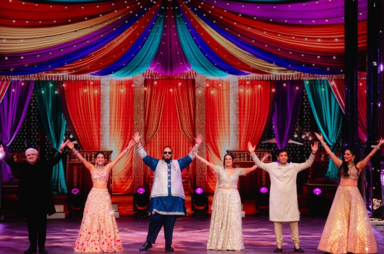 Anant biểu diễn cùng gia đình (Ảnh: Joseph Rahdik)