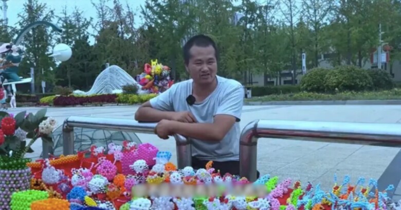 Được đền bù 7 căn nhà, người đàn ông cụt chân vẫn ngày ngày chăm chỉ đi bán hàng rong - 1