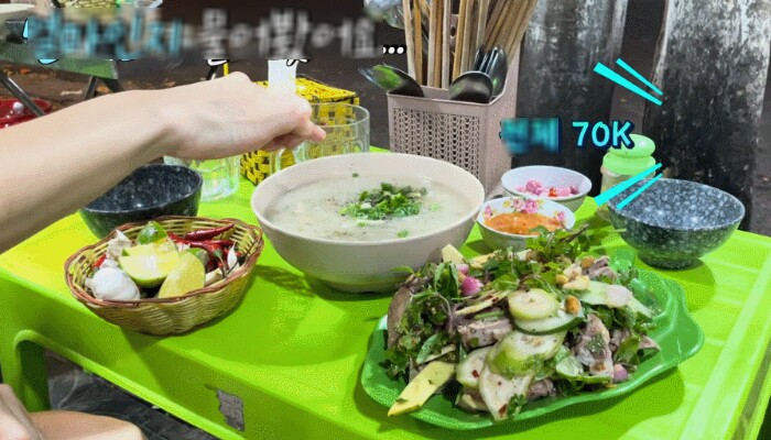 Sso bất ngờ vì suất ăn đầy đặn gồm hai món mà chỉ có giá 70.000 đồng