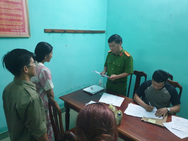 Cơ quan CSĐT Công an TP Tam Kỳ tống đạt các quyết định khởi tố, bắt tạm giam đối với Nguyễn Thị Thùy Trang Ảnh: Công an Quảng Nam