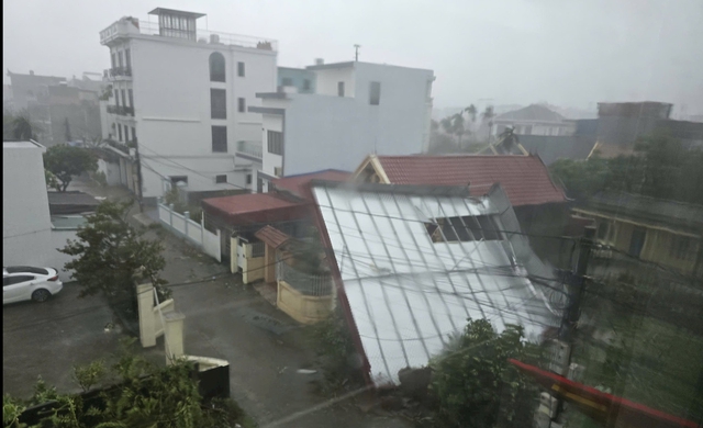 Một ngôi nhà ở Hải Phòng bị tốc mái