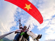 Lifestyle - Giới trẻ lên đỉnh Khau Phạ nhảy dù, bay cùng màu cờ Tổ quốc