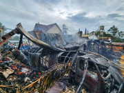 Tin tức - Hiện trường vụ cháy kho dầu nhớt ở Lâm Đồng thiêu rụi 5 ô tô