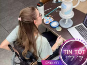 Tin tức - Bị liệt ở tuổi 13, cô gái học cách vẽ tranh bằng miệng, cùng em gái làm giàu