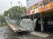 Tin tức - VIDEO: Bão số 3 sầm sập tiến vào đất liền, quật đổ hàng loạt cây xanh, biển hiệu nhà hàng