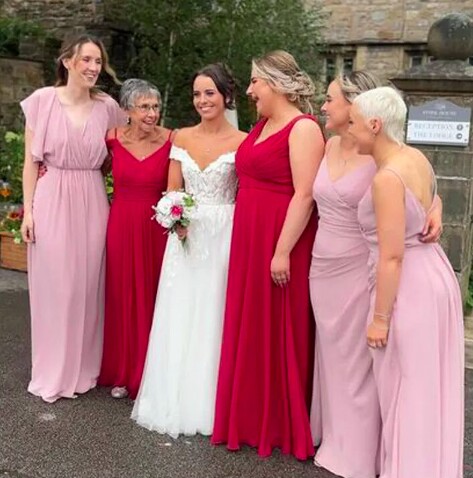 Hai bà cháu chụp cùng các phù dâu khác trong đám cưới. 