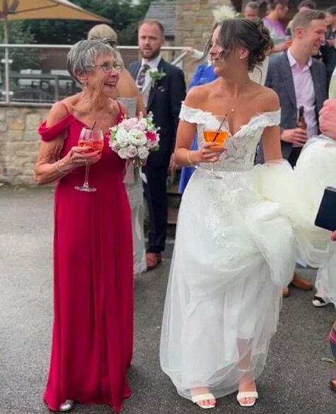 Bethany Johnston-Sweeney và bà Ena Johnston tại đám cưới của Bethany. 
