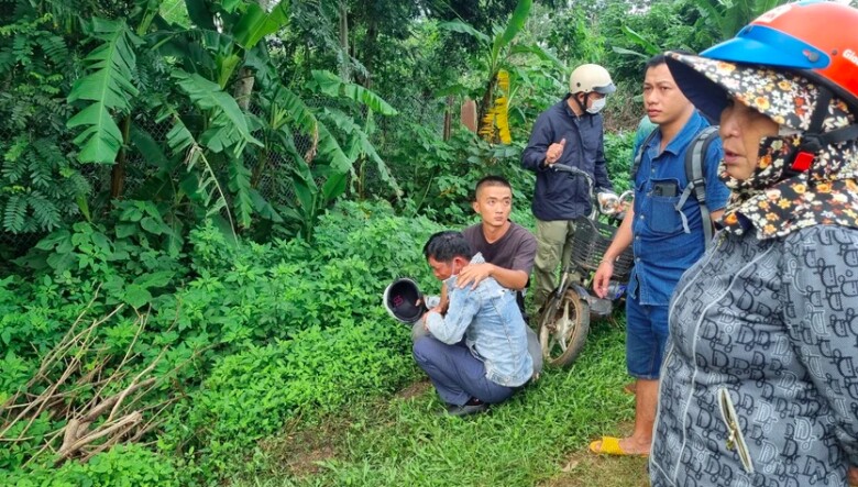 Người thân òa khóc khi hay tin ba người trong gia đình ông H tử vong. Ảnh: TIẾN THOẠI