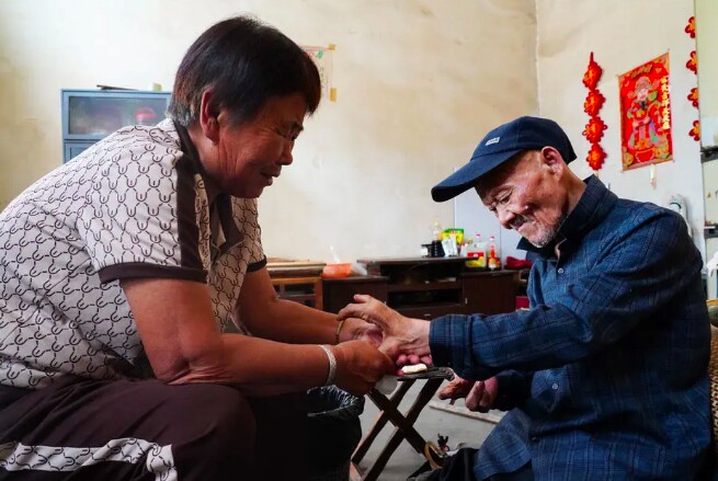 Vì một lời hứa, cháu dâu chăm sóc người chú tàn tật của chồng suốt 40 năm - 3