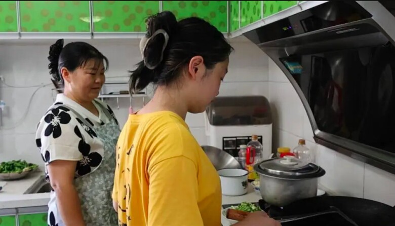 Bà Zhang đang dạy con gái nuôi Chen Meiling nấu cơm. 