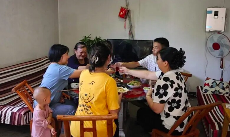 Bữa cơm gia đình của nhà ông Song Xiaoping.