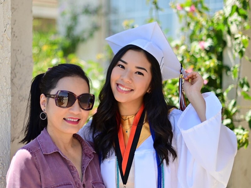 Từ lúc học cấp 3 ở ngôi trường danh tiếng Huntington Beach High School, Tí Tẹo cũng đã khiến mẹ hãnh diện khi luôn tự lập và đạt được kết quả nổi bật trong học hành.