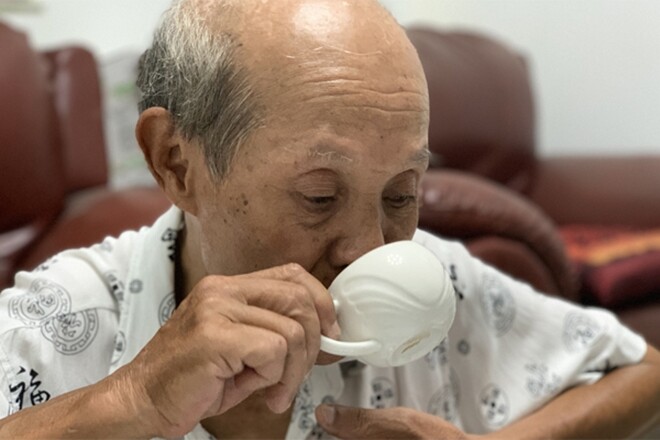 Ông bị điếc hơn 10 năm nay.