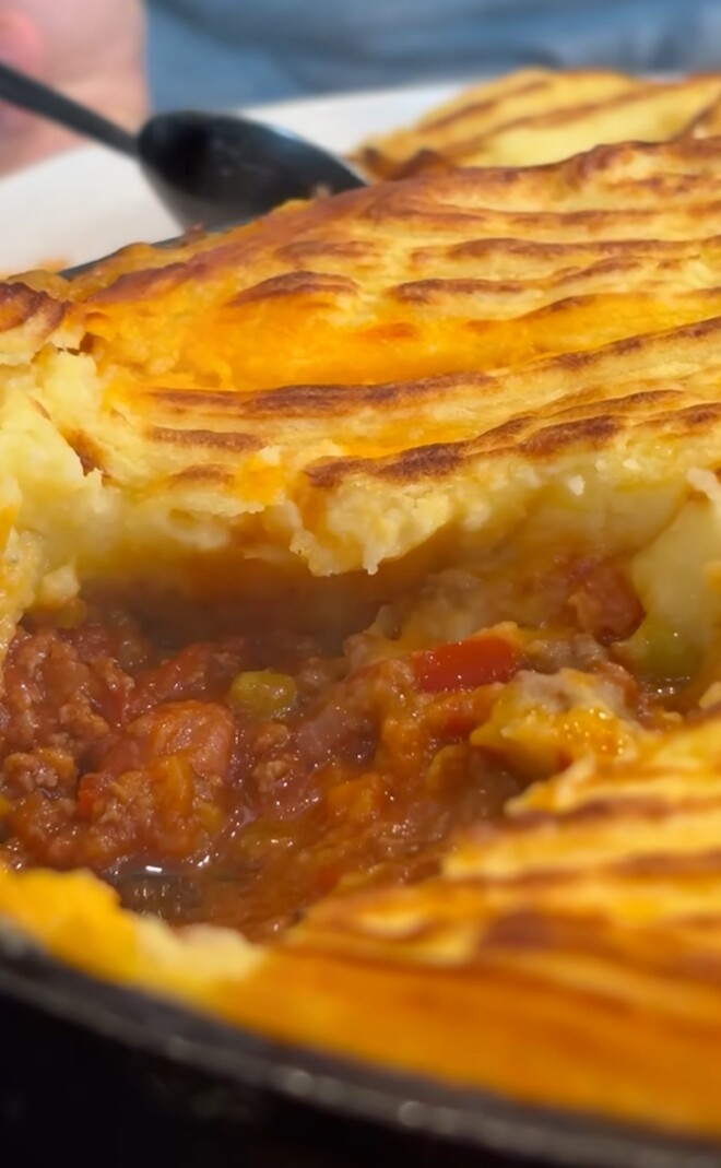 Anh làm món Shepherd’s Pie và cho biết: “Món này vừa đẹp mà dễ làm nữa. Sự kết hợp với lớp khoai tây nghiền nướng giòn và nhân bò xay kiểu bolognese thơm, đậm đà. Rất phù hợp với bữa ăn trưa hay cho các bé”.