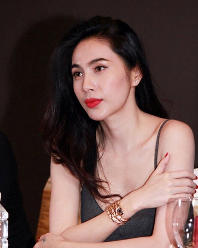 Bố mất sớm, Thủy Tiên hứng chịu sự hắt hủi.