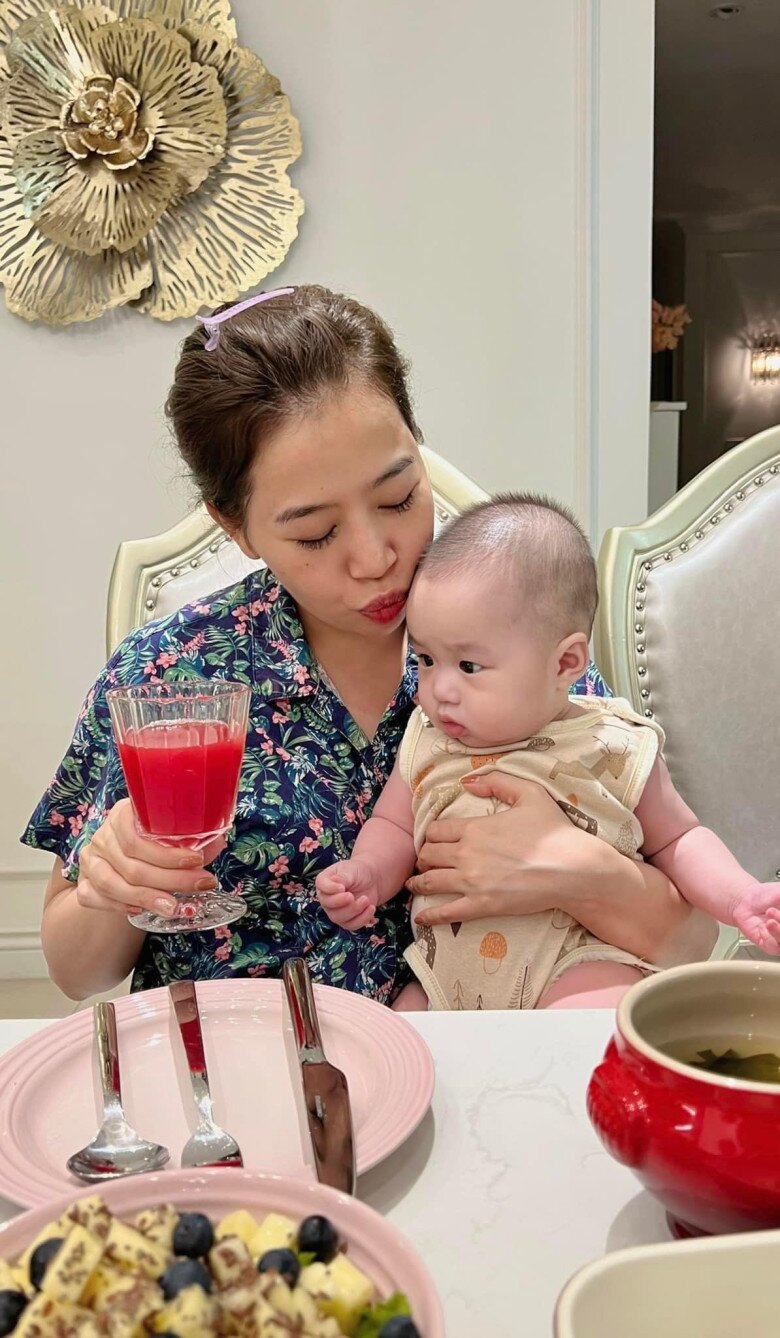Em ruột btv diệp chi lên thời sự 19h hồi bé trắng xinh như cục bột toàn được mời chụp ảnh lịch - 15