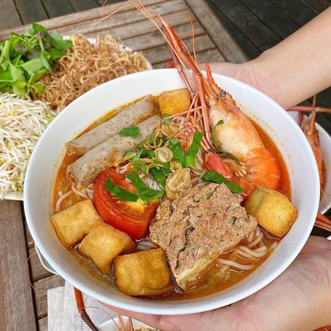 Tô bún riêu cua đồng của nàng dâu tỷ phú Tăng Thanh Hà làm ai nấy xuýt xoa, không chỉ đẹp mắt mà còn chất lượng, có thêm tô to xịn sò.