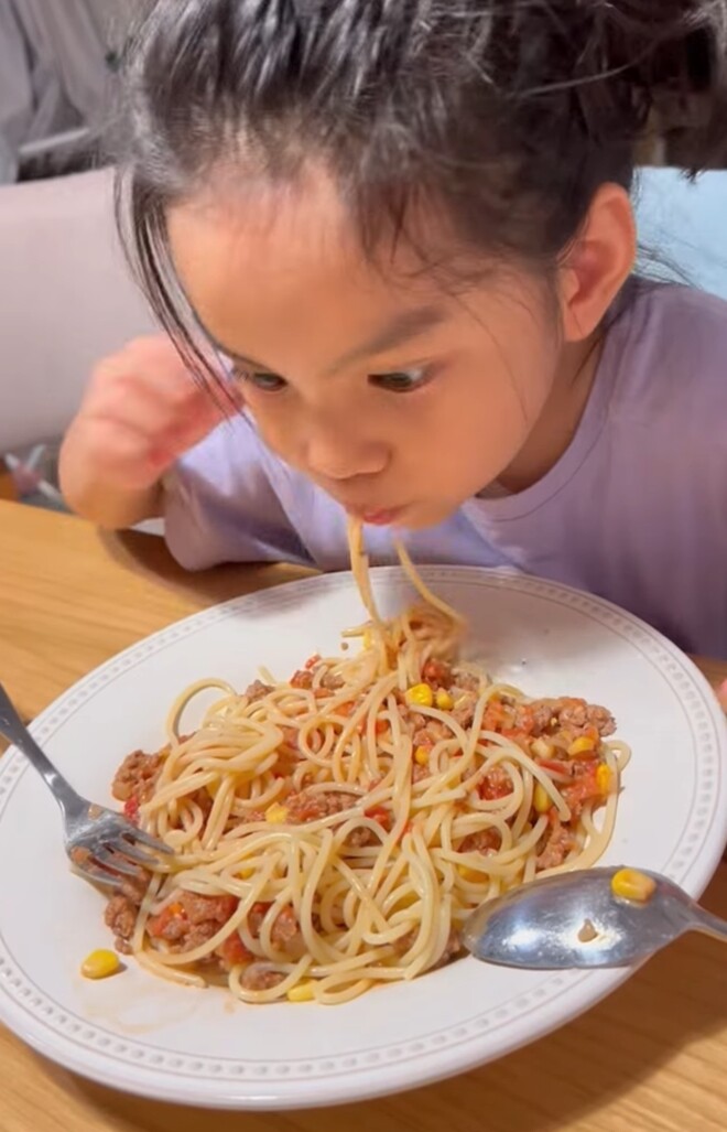 Mì spaghetti cũng là món khoái khẩu của các ái nữ nhà Phạm Quỳnh Anh. Mỗi khi mẹ nấu, Tuệ Lâm, Tuệ An cũng thường ở trong bếp giúp đỡ mẹ và tập tành nấu ăn.